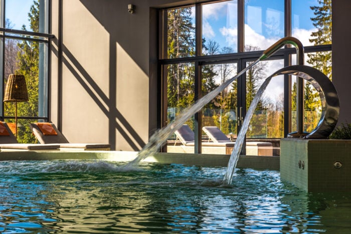 Bassin intérieur d'un centre thermal