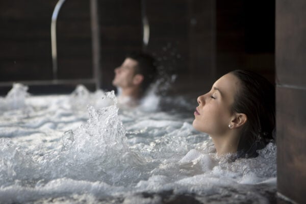 Deux personnes se relaxant dans un jacuzzi