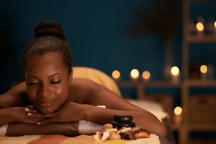 Jeune femme allongée sur le ventre en attendant de se faire masser