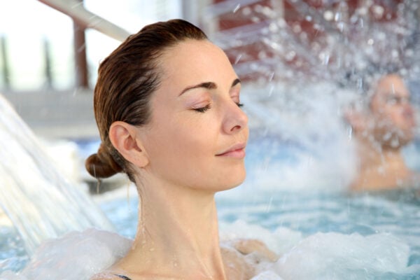 Jeune femme dans une piscine intérieure
