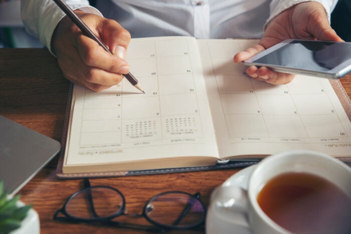 Personne qui écrit sur son agenda