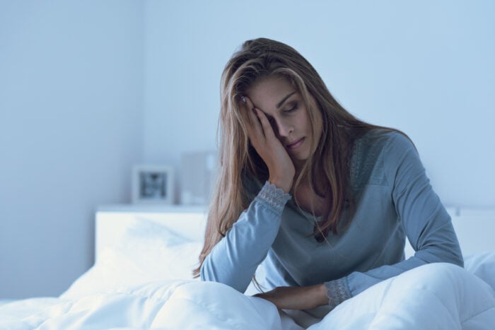Femme se réveillant dans son lit