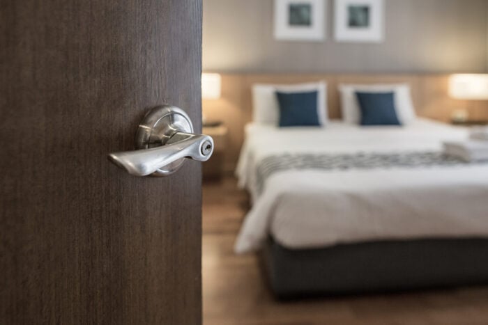 Porte ouverte sur une chambre d'hôtel