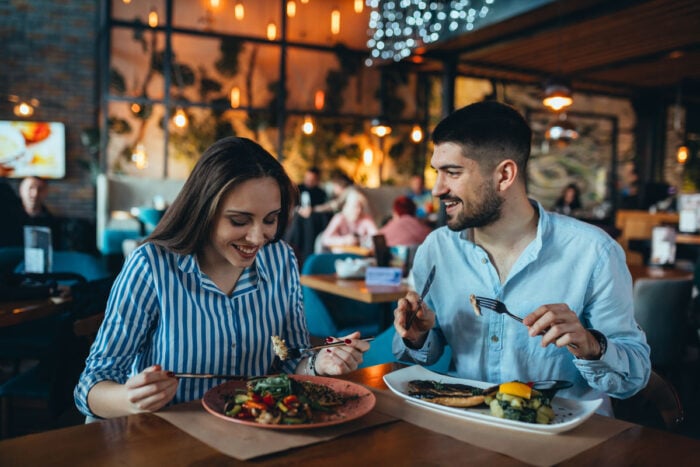 Un couple mangeant au restaurant