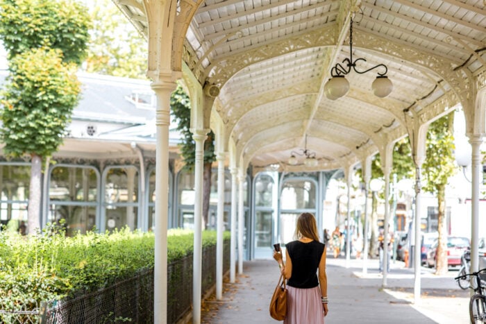 Jeune femme se promenant dans la station thermale de Vichy