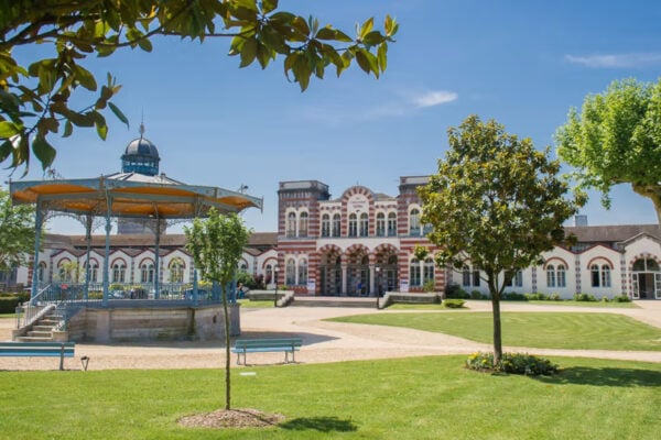 Vue Façade des thermes de Salies-de-Béarn
