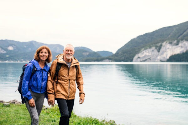 deux randonneurs au bord d'un lac de montagne ©Adobe Stock