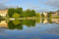 Vue sur le lac de la station thermale de Bagnoles-de-l'Orne en Normandie.