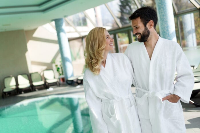 Couple heureux au spa thermal