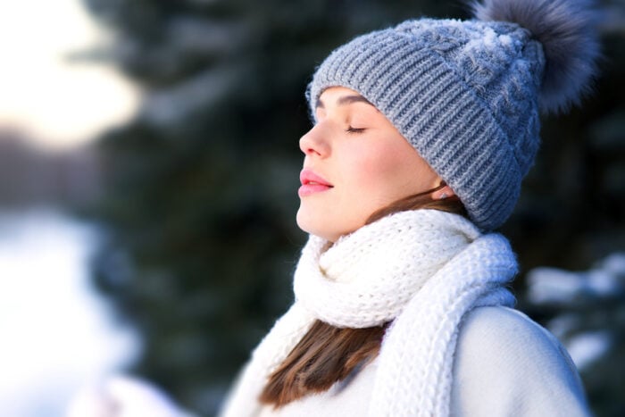 femme qui respire l'air des montagnes