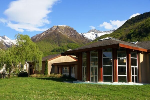 vue facade thermes Aulus avec montagne en fond