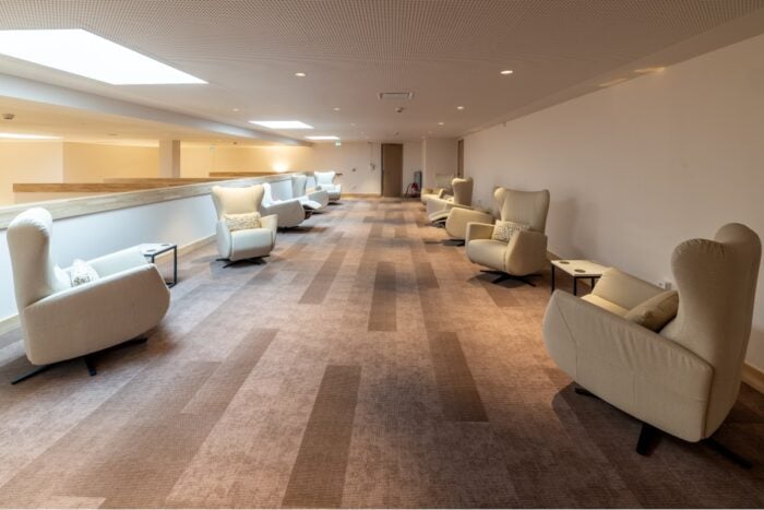 Vue sur espace détente avec fauteuils de relaxation aux Grands Thermes de la Bourboule après rénovation 2025