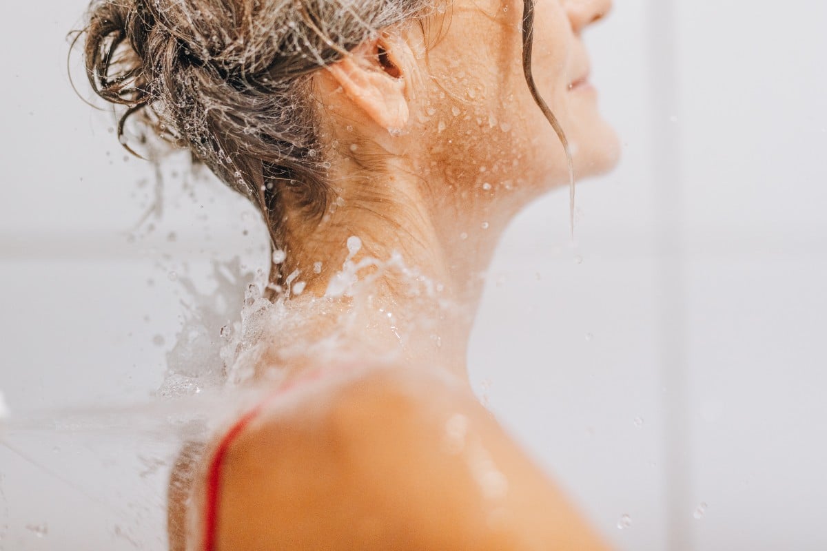 jet eau thermale sur epaule femme curiste à Balaruc