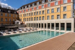 Piscine thermale extérieure du nouveau spa thermal d'Évaux-les-Bains « Les Bains d'Evahona » © Qui Plus Est - Nathalie Dubost