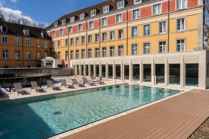 Piscine thermale extérieure du nouveau spa thermal d'Évaux-les-Bains « Les Bains d'Evahona » © Qui Plus Est - Nathalie Dubost