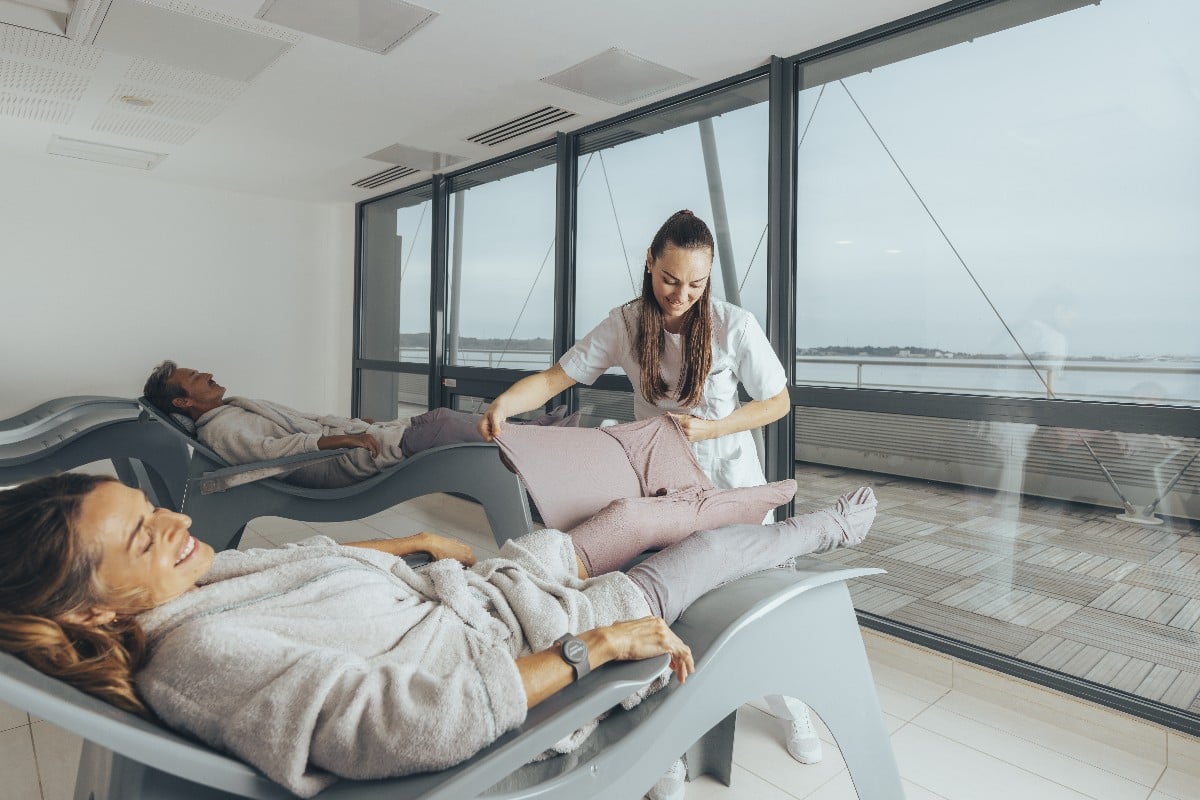 curistes allongés avec compresses jambes pendant cure phlébologie aux thermes de Balaruc