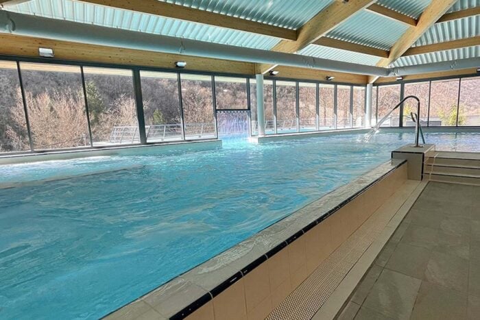 Rénovation des thermes de Digne-les-Bains : bassin intérieur du spa thermal