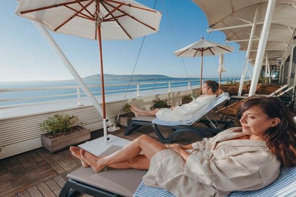 Photo SPA thermal Balaruc femme et homme sur transat avec vue sur Etang de Thau