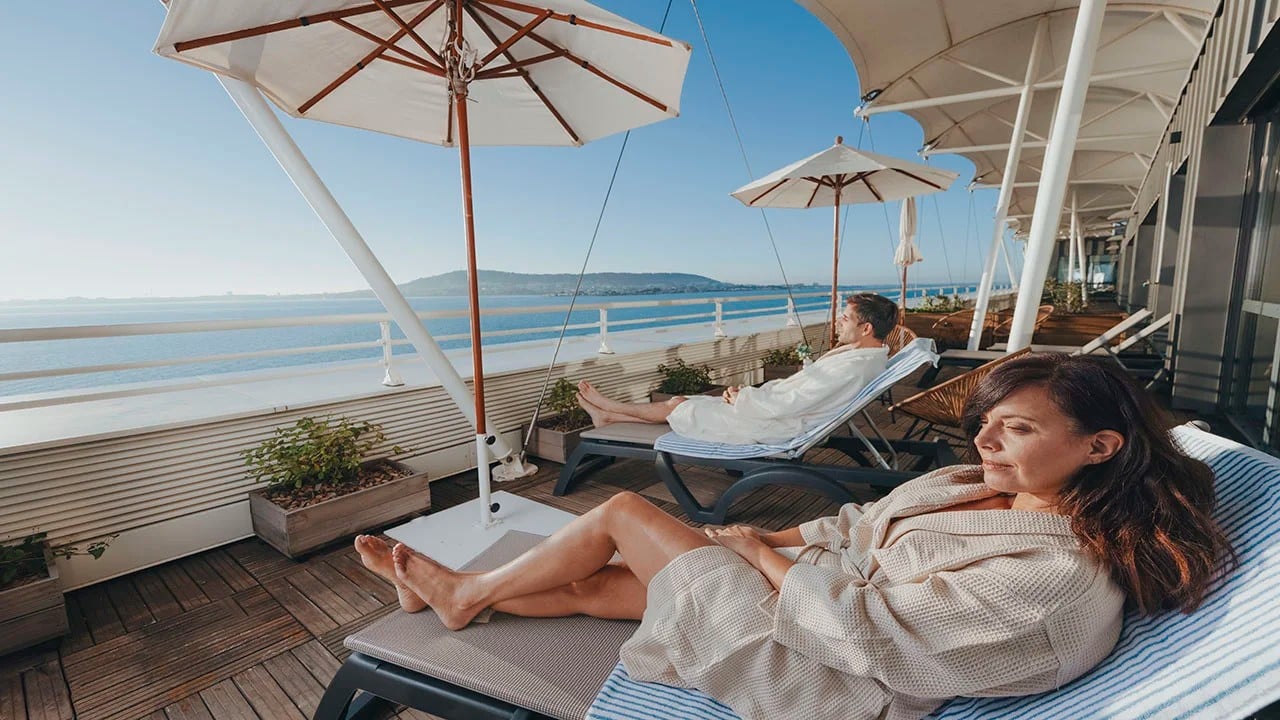 Photo SPA thermal Balaruc femme et homme sur transat avec vue sur Etang de Thau