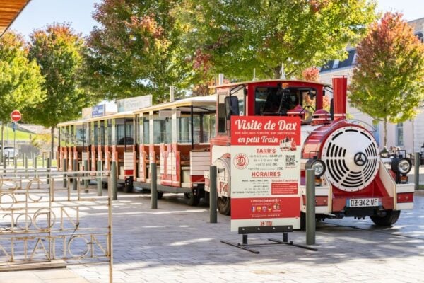 Petit train touristique de dax départ de la place