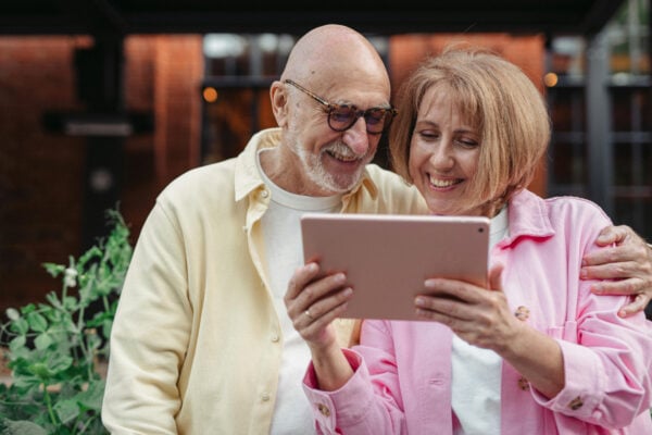Couple de seniors pour illustrer l'article "Mutuelle senior : quelles aides en 2025 ?" © Pexels