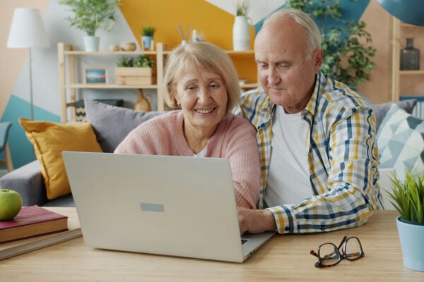 Couple cherchant une mutuelle senior pour les plus de 70 ans Photo de Vitaly Gariev sur Unsplash