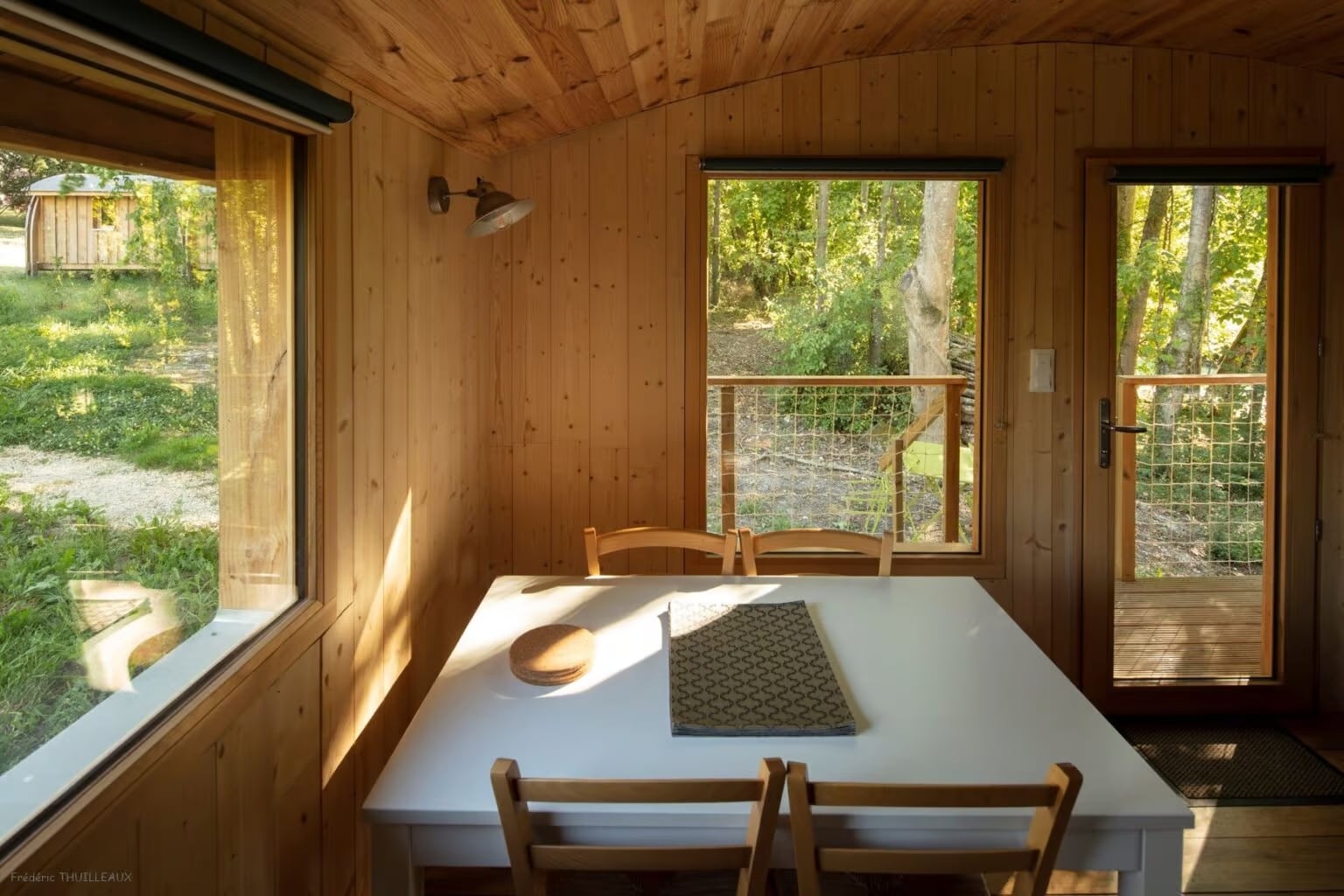 Vue intérieur d'un chalet en bois au Chateau de Chanizay près de La Roche-Posay