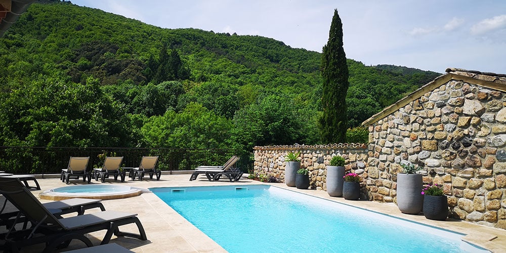 Vue de la piscine des gîtes de Neyrac-les-Bains
