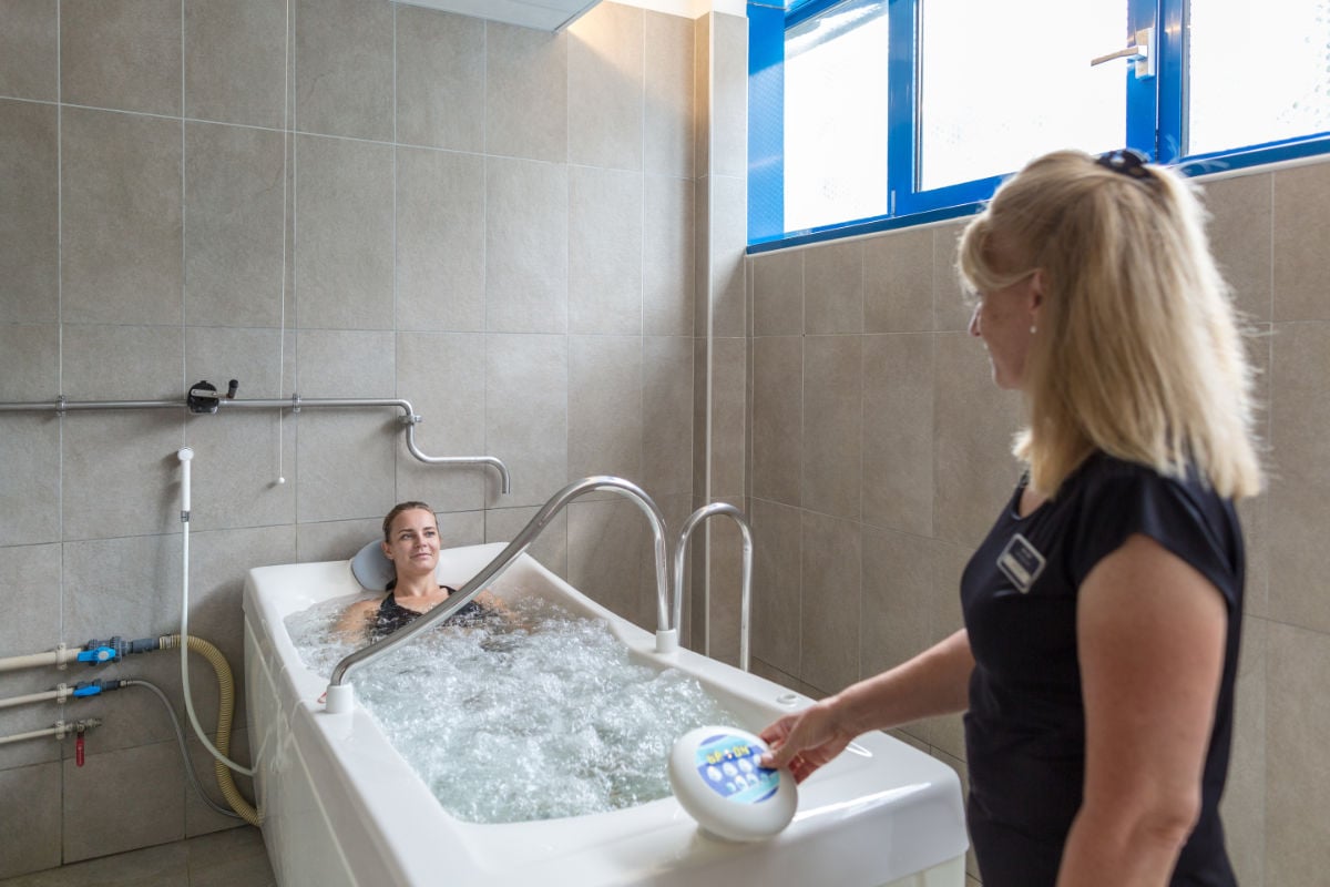 curiste en soin bain bouillonnant avec agent thermal