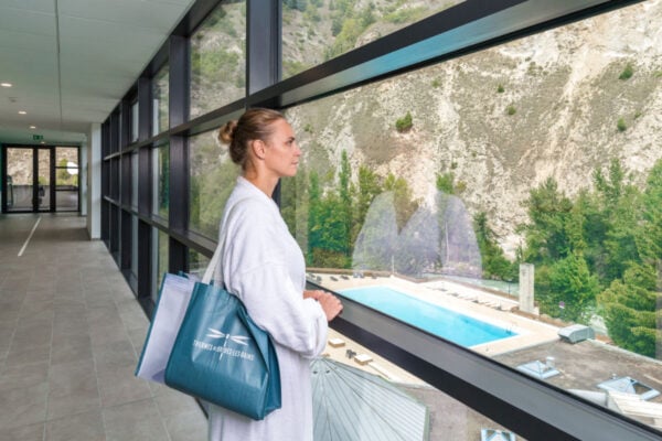 curiste en peignoir regardant vers l'exterieur aux thermes de Brides-les-Bains ©C. Stramba-Badiali