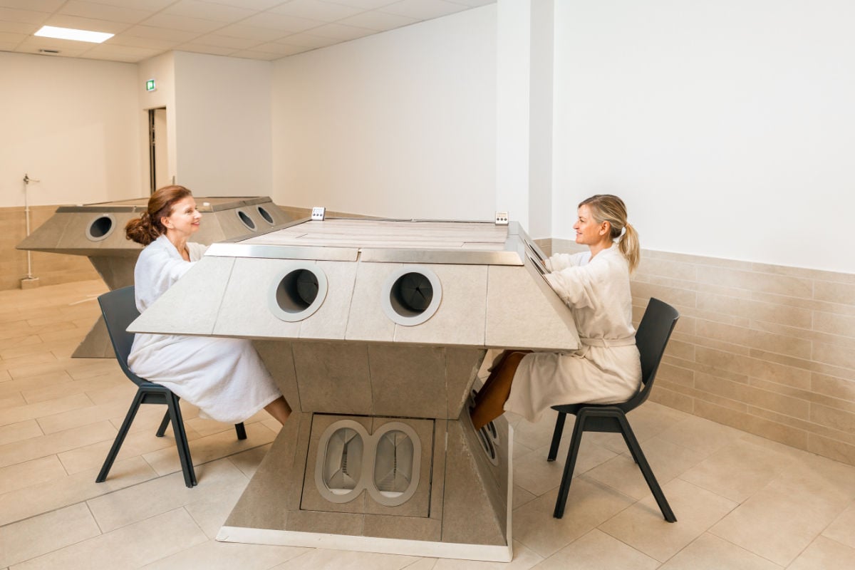 deux curistes en soin cure rhumatologie main aux thermes de Brides-les-Bains ©C. Stramba-Badiali