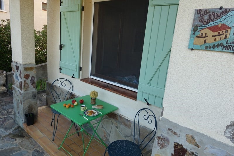 Petit-déjeuner sur la terrasse à la petite colline près de Bourbon-Lancy