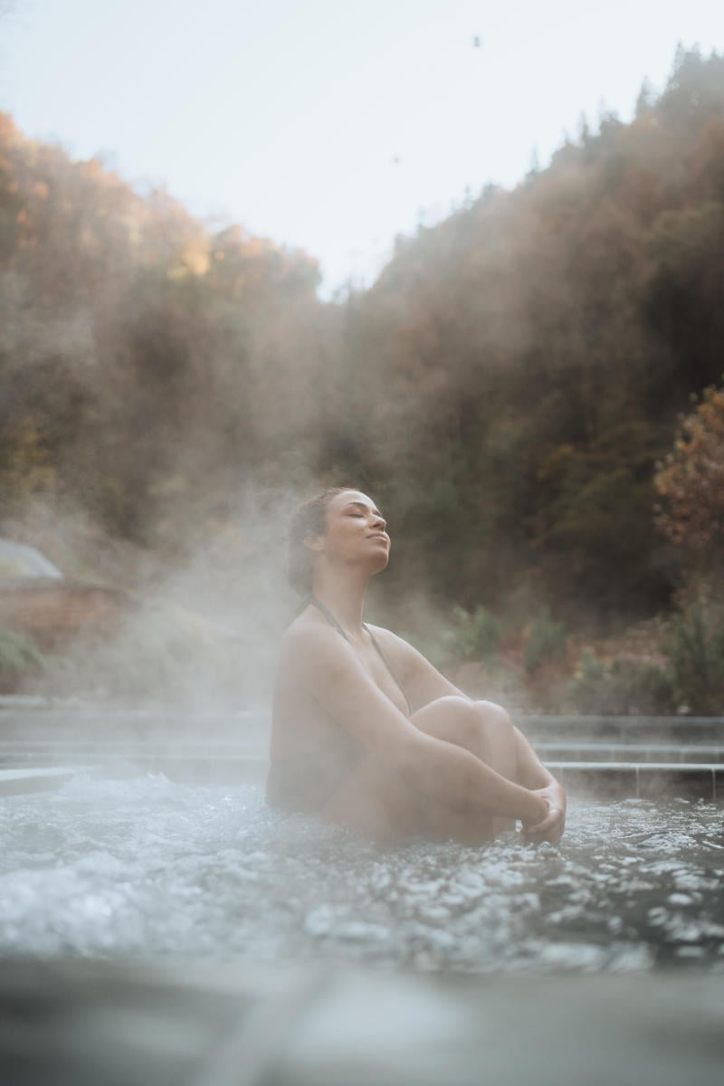 Thermes_Saint-Gervais femme bain bulle eau chaude ©Manon Guenot