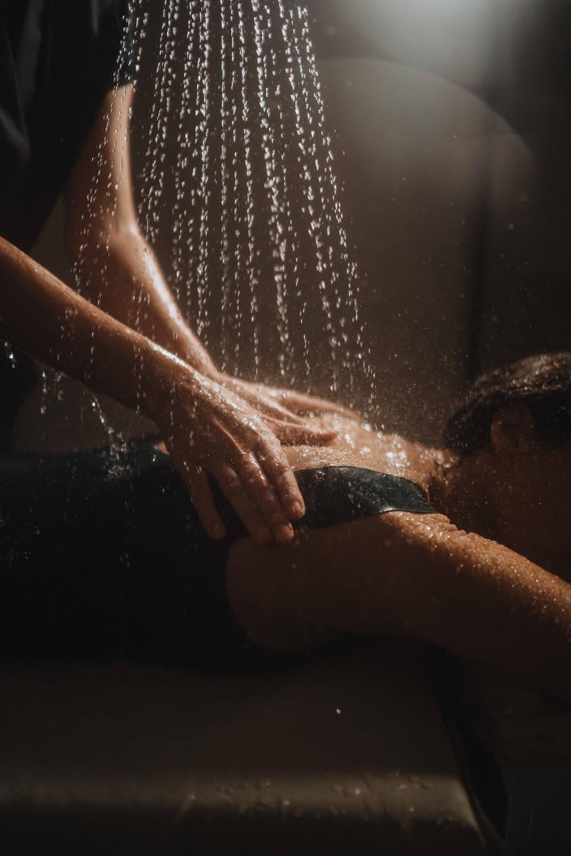 Thermes_Saint-Gervais massage dos sous affusion eau thermale ©Manon Guenot