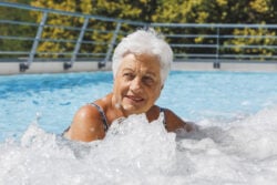 Curiste dans piscine exterieure Thermes de Digne