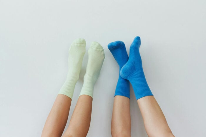 Deux paires de jambes avec chaussettes © Pexels - Daria Liudnaya