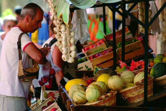 marché traditionnel à Gréoux-les-Bains
