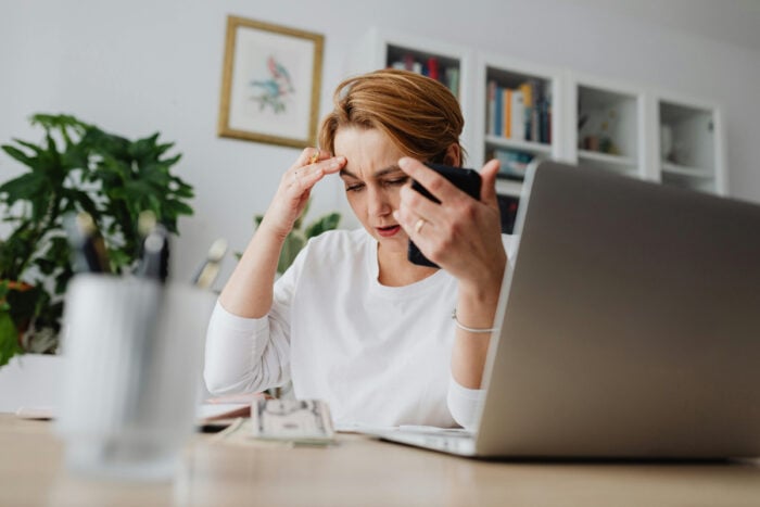 Femme an téléphone essayant d'obtenir un rendez-vous avec un médecin thermal © Pexels