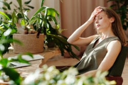Femme souffrant de fatigue au printemps © Pexels - Mikael Blomkvist
