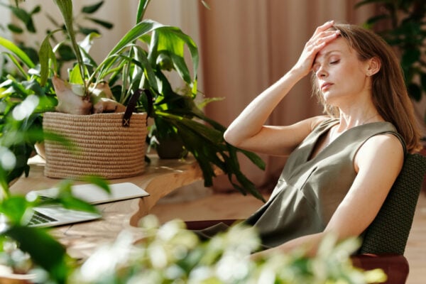 Femme souffrant de fatigue au printemps © Pexels - Mikael Blomkvist