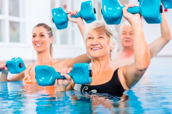 Séance de mobilisation en piscine thermale, un des soins de la cure en rhumatologie
