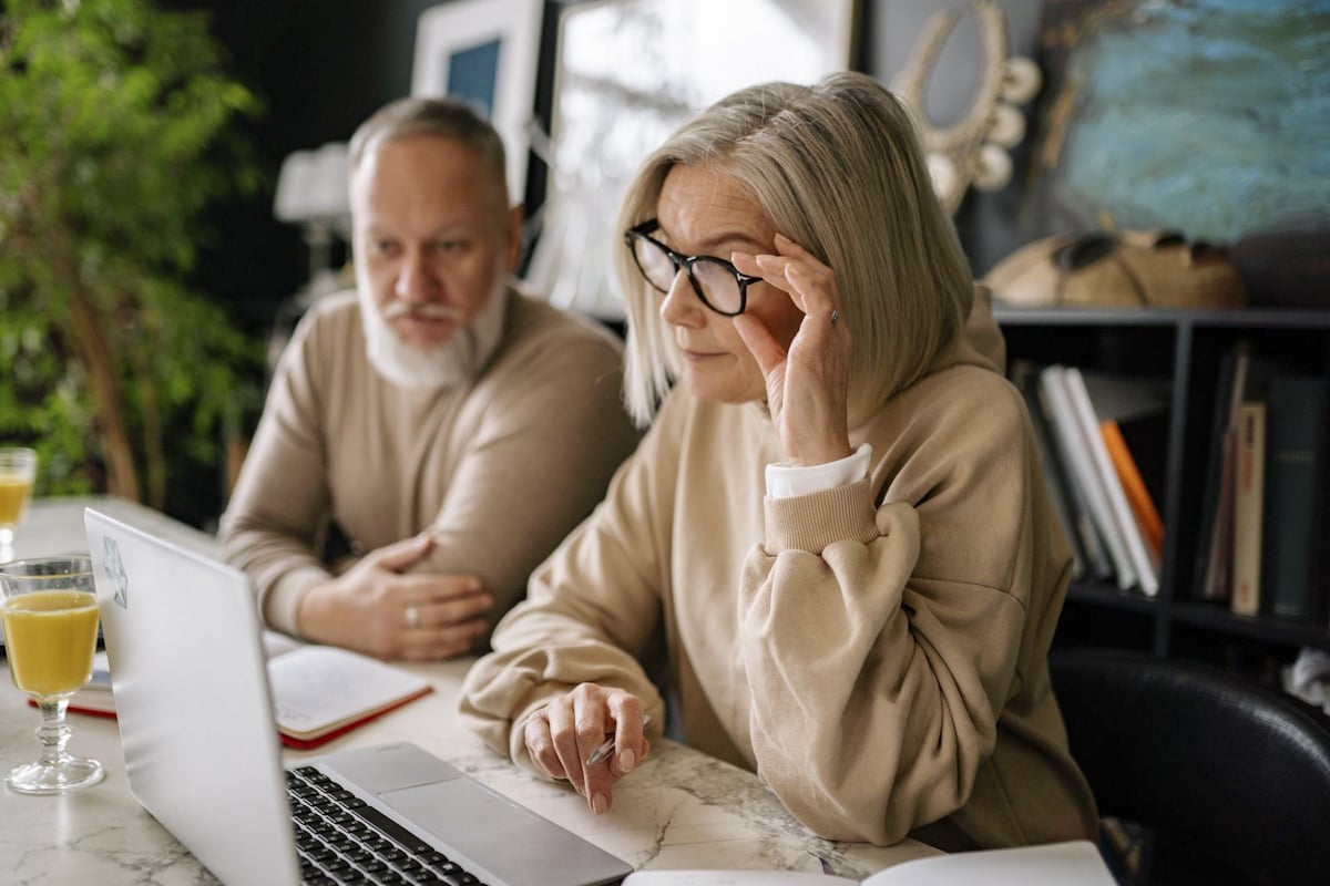 Couple senior devant un ordinateur, cherchant des aides financières pour leur cure thermale © Pexels - Yan Krukau