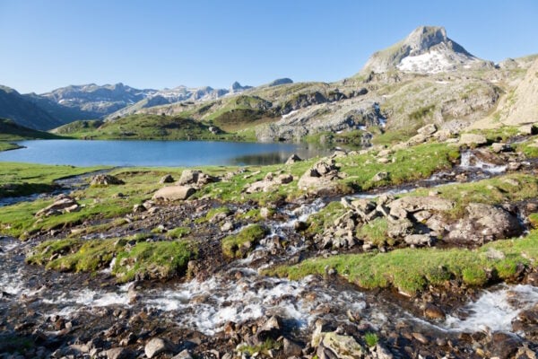 Paysage de montagne tranquille avec un lac clair et un terrain rocheux à Laruns, Pyrénées-Atlantiques, Nouvelle-Aquitaine, France ©Pexels - PHILIPPE SERRAND