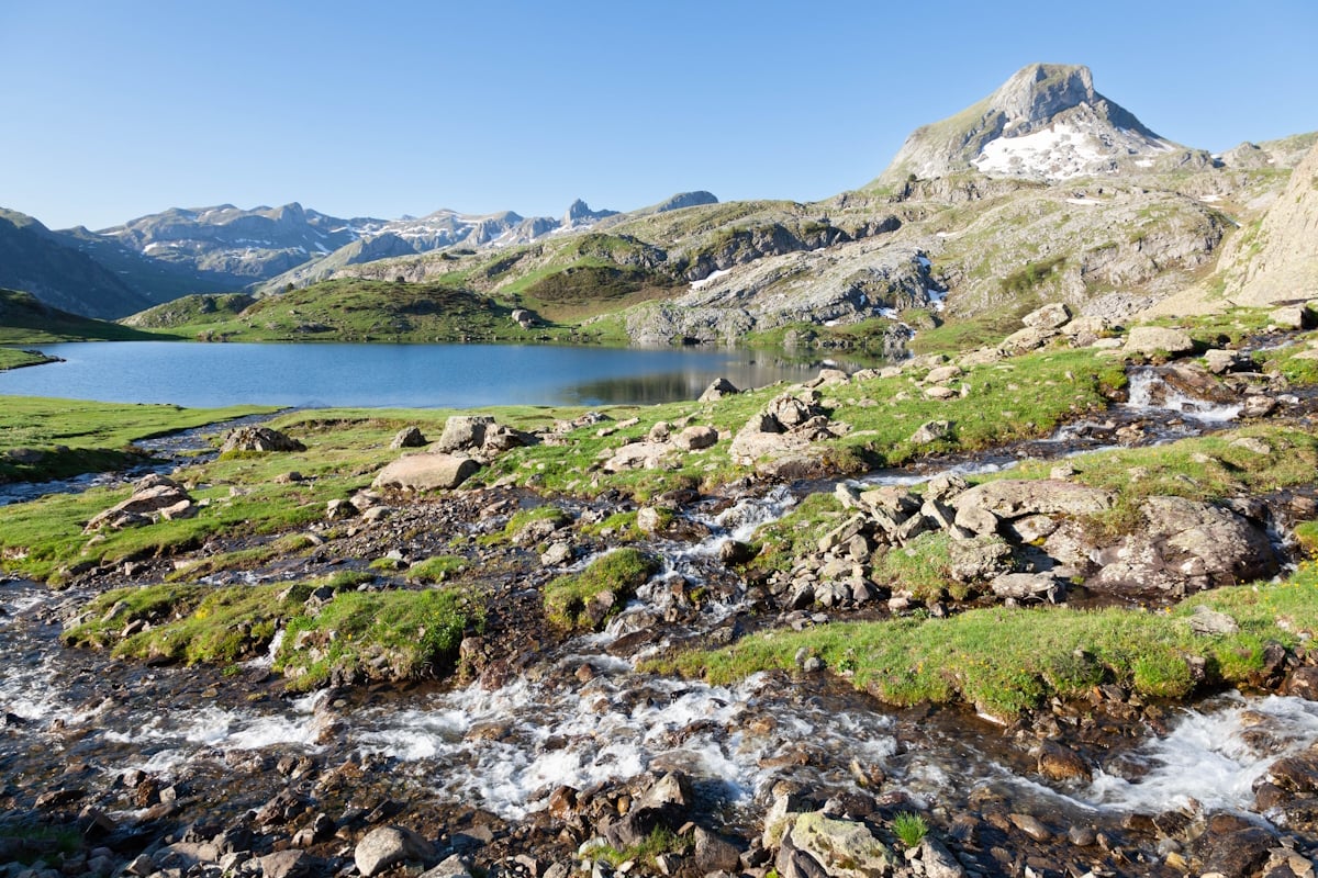 Paysage de montagne tranquille avec un lac clair et un terrain rocheux à Laruns, Pyrénées-Atlantiques, Nouvelle-Aquitaine, France ©Pexels - PHILIPPE SERRAND
